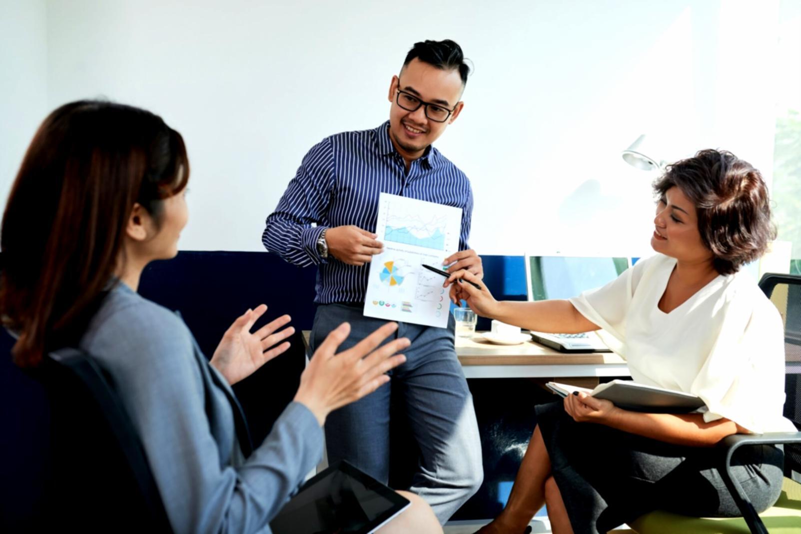 Arbeitsplatz mit Finanzunterlagen und Notizen zur Entwicklung von gifulenoeselo